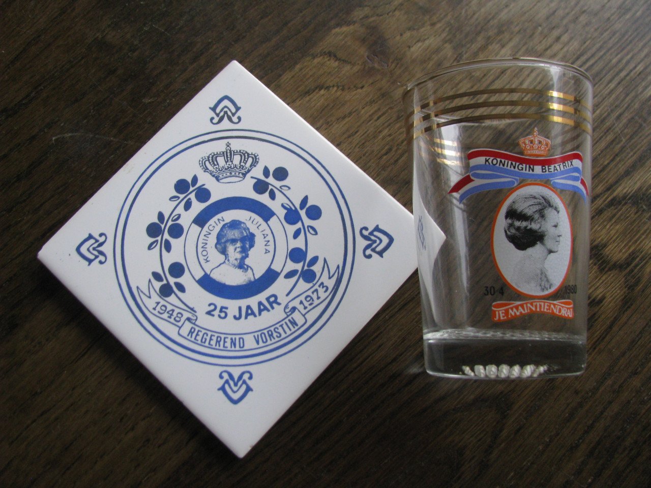 Tegeltjes van Juliana en Beatrix en glas