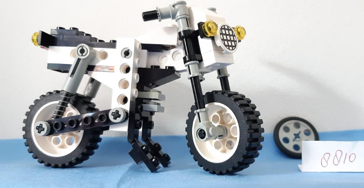 Lego Technic 8810:  Cafe Racer