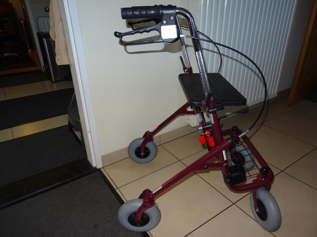 Te koop nog nieuwe opvouwbare rollator een paar keer gebruikt rubber banden