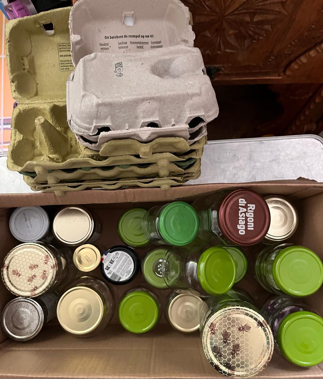 Glazen (jam)potjes en eierdozen
