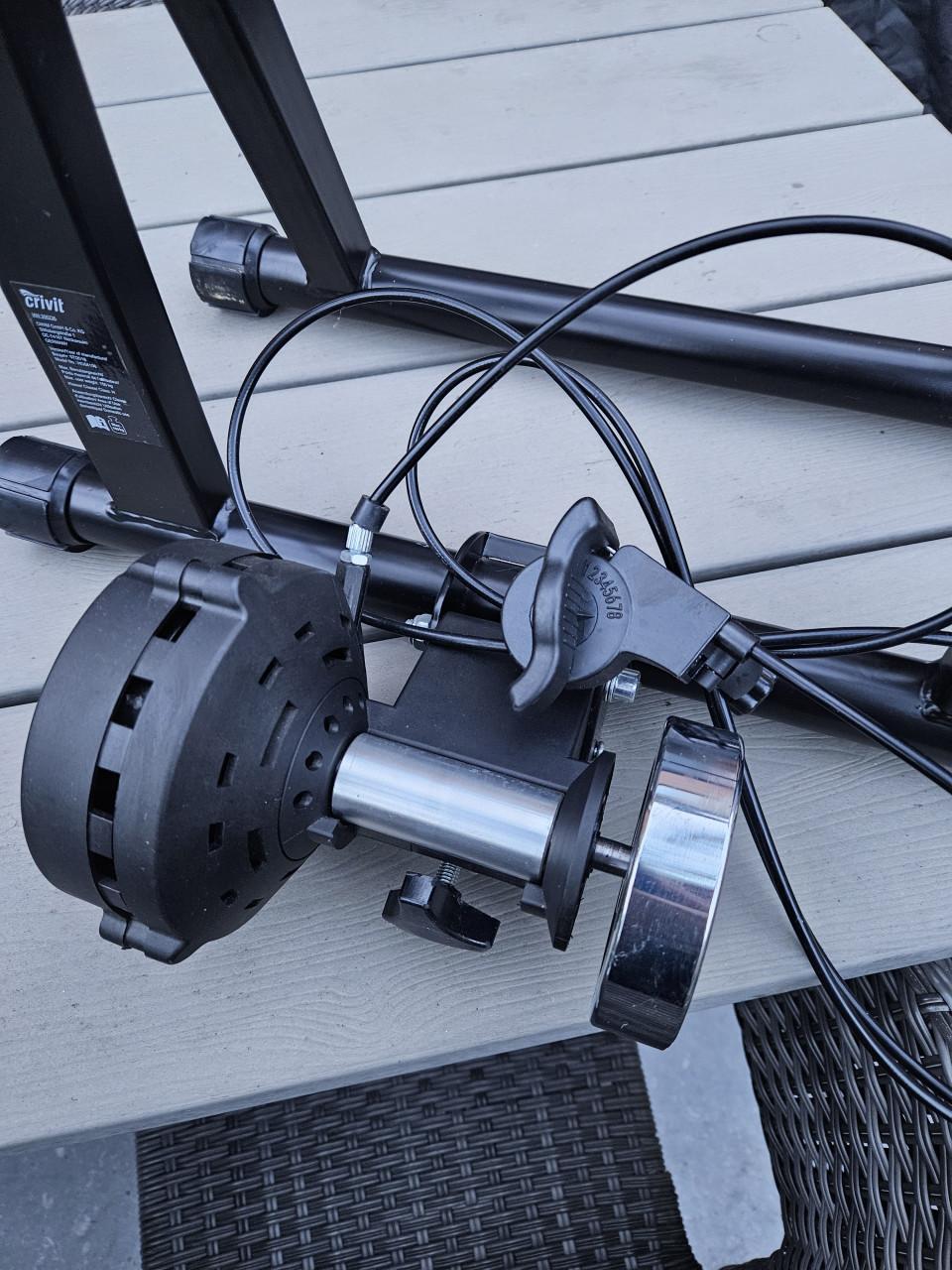 Zgan zeer nette Crivit indoor home fietstrainer voor uw fiets