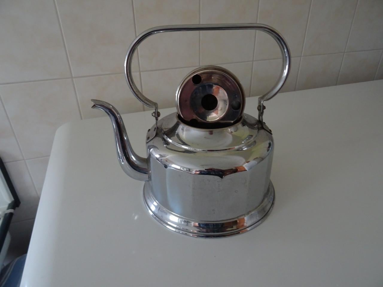 Te koop nog hele mooie water ketel nooit gebruikt sier en of op de kachel ?
