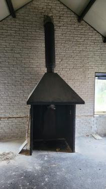 Grote metalen open haard