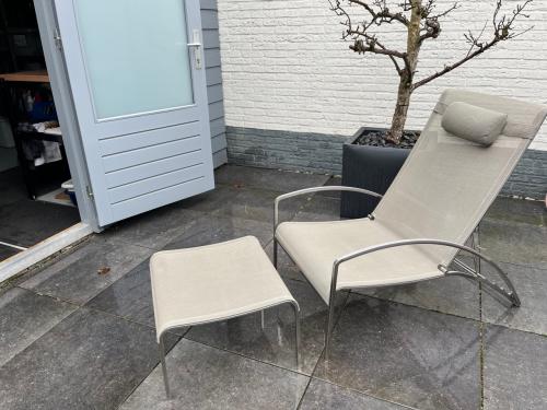 Twee Royal Botania loungestoelen QT collectie, kleur zand