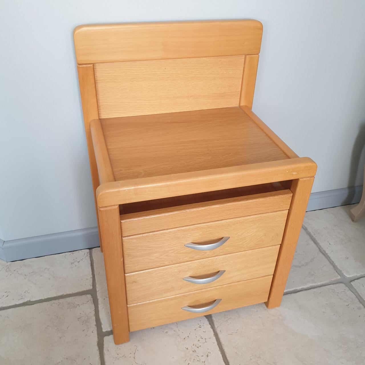 Handig nachtkastje 3 lades + 1 tableau