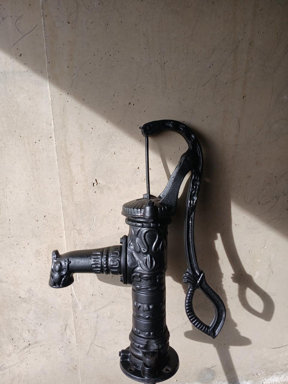 Oude waterpomp