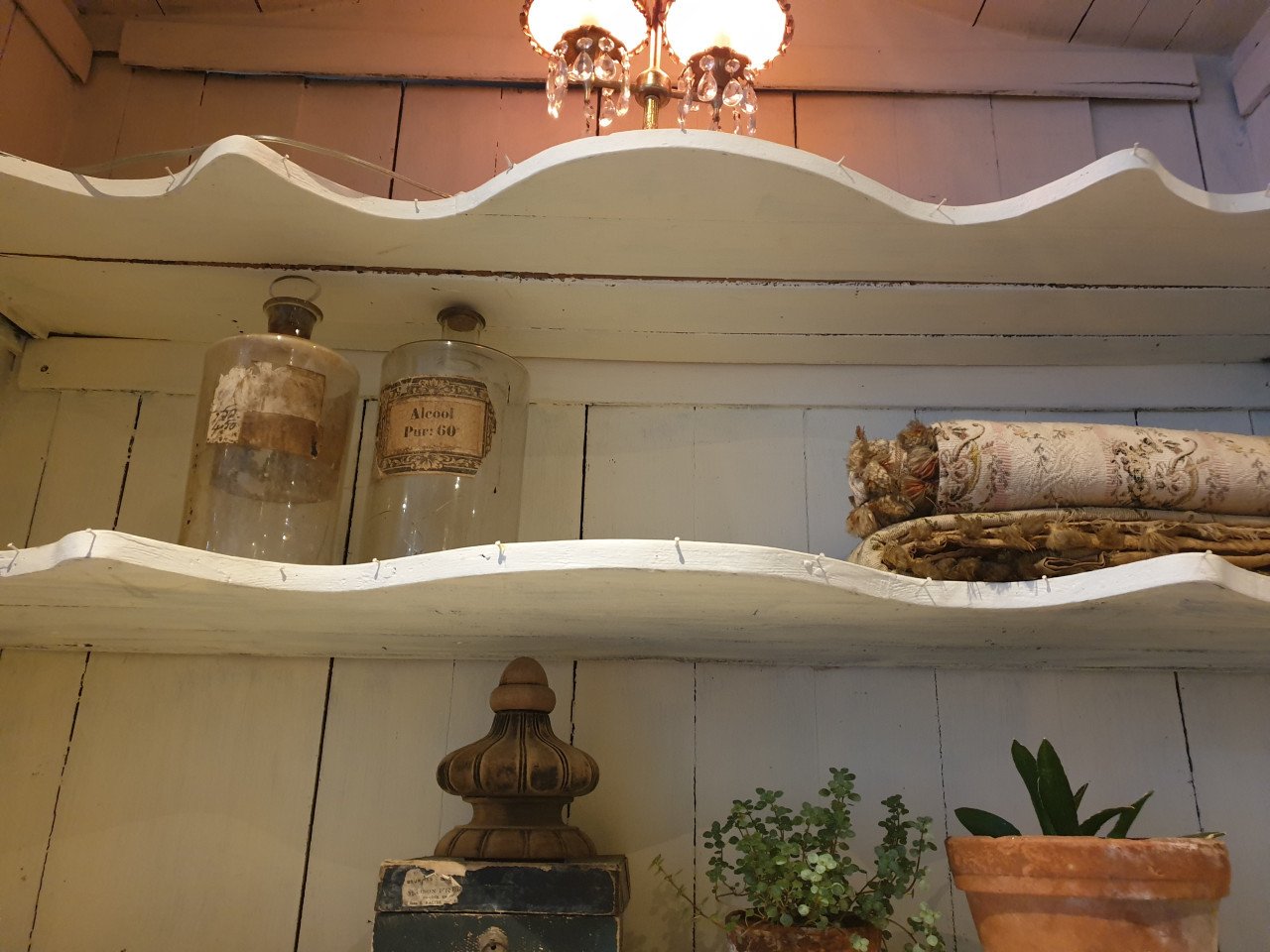 Prachtige brocante buffetkast met glazen deuren
