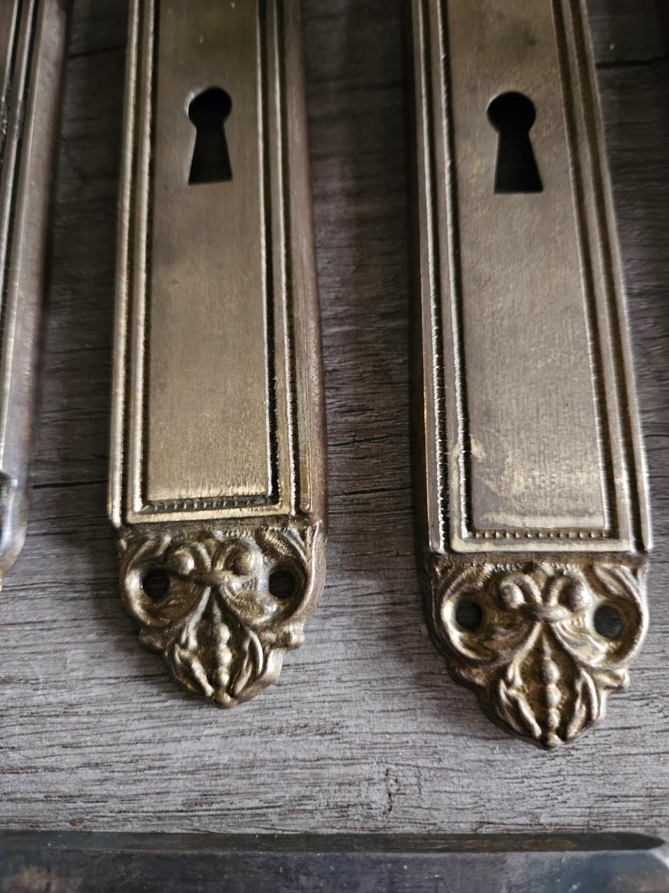 4 x antieke italiaanse deurbeslag met klinken, zijn compleet