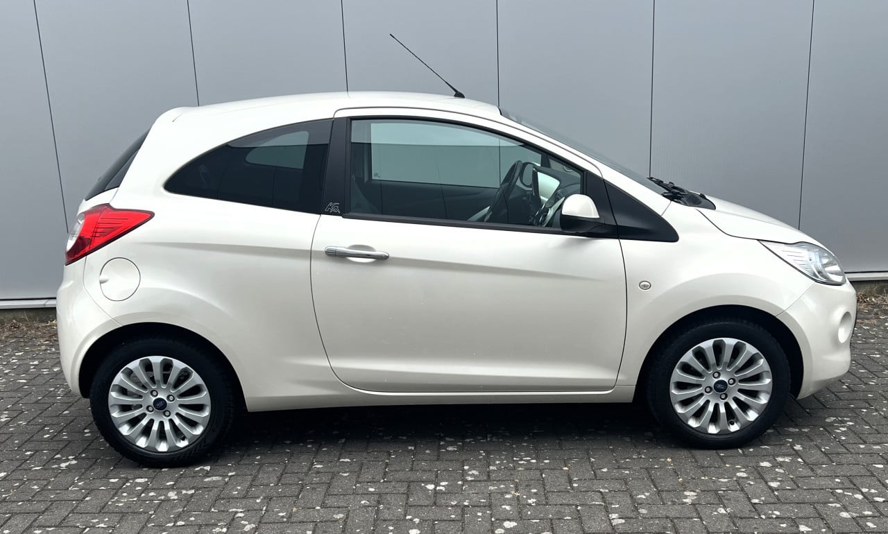 Ford Ka Titanium Parelmoer bouwj. 5-2011 met NAP logisch