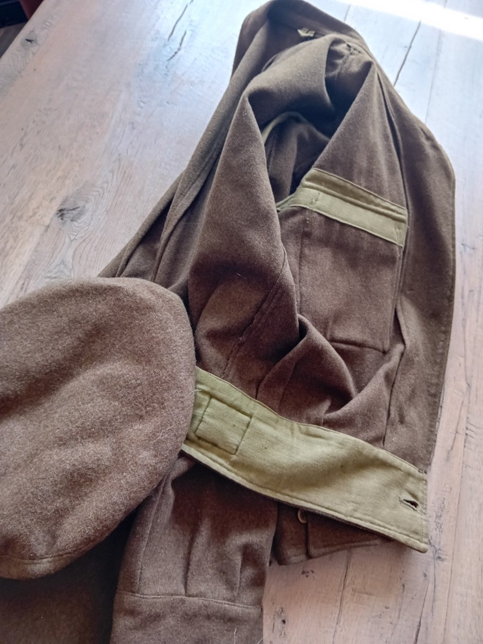 Compleet uniform Nederlands Vrouwenkorps (Ned Indie ca. 1947)