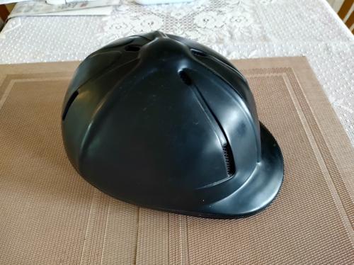 Nette cap of gelm voor paardrijden. Maat L. Merk: Codeba.