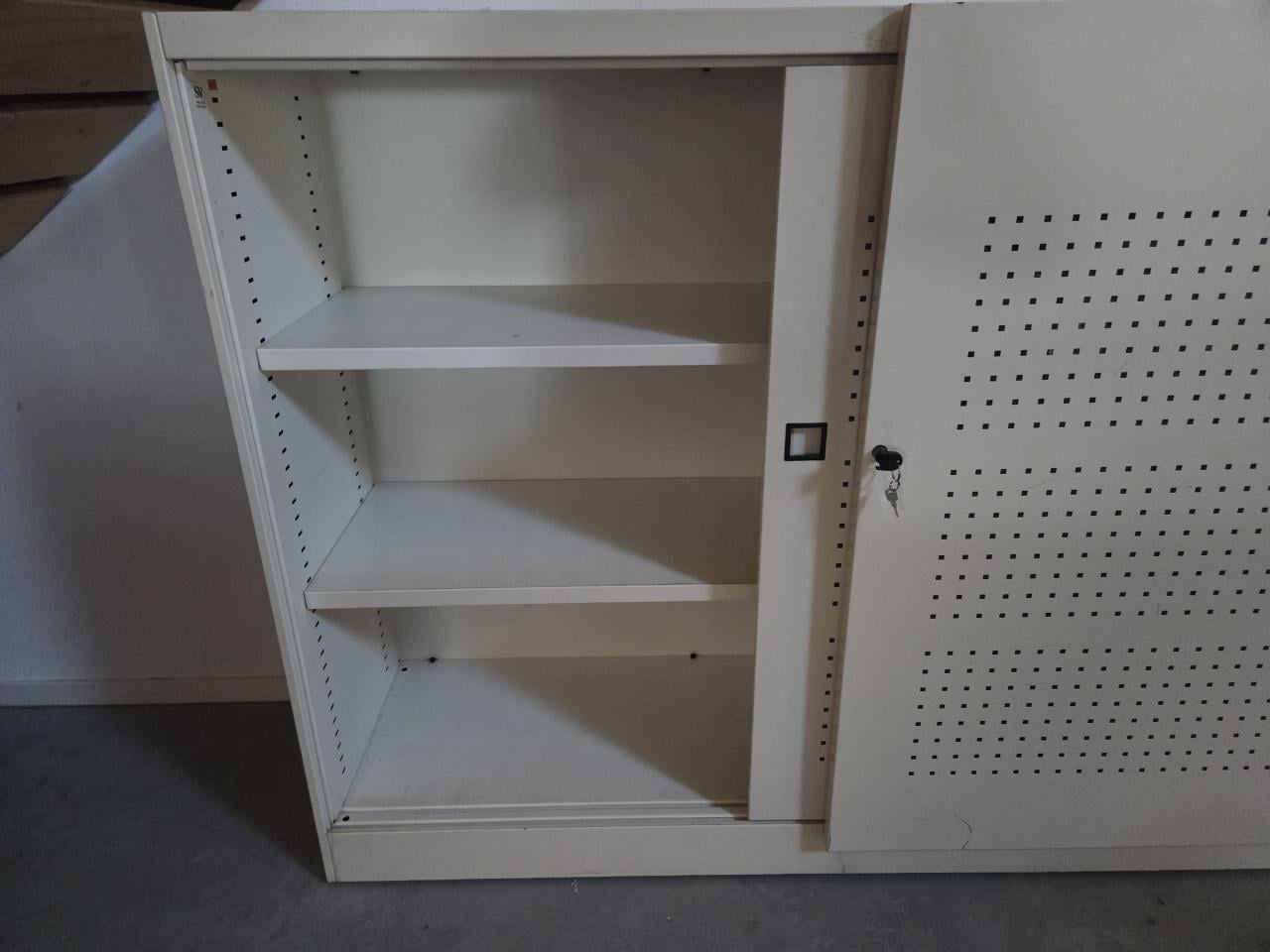 Kast met schuifdeuren