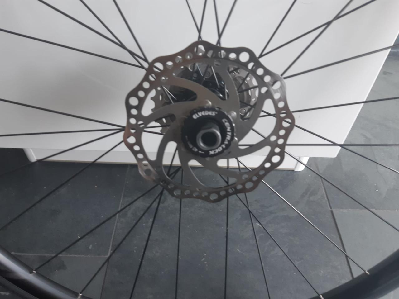 Shimano rs171 wielset met casette, banden en remschijven