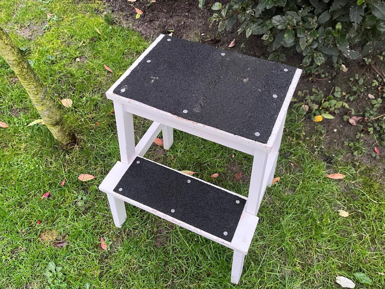 Houten IKEA keukentrapje / werkkrukje met anti-slip