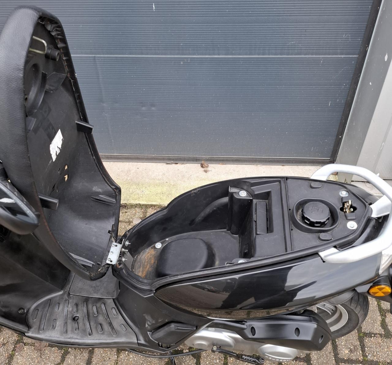 Peugeot Kisbee snorfiets zwart 4 takt