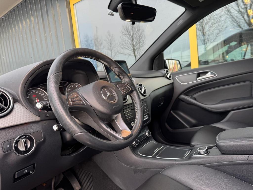 Mercedes-Benz B-Klasse 180 activity edition | leer | automaat |