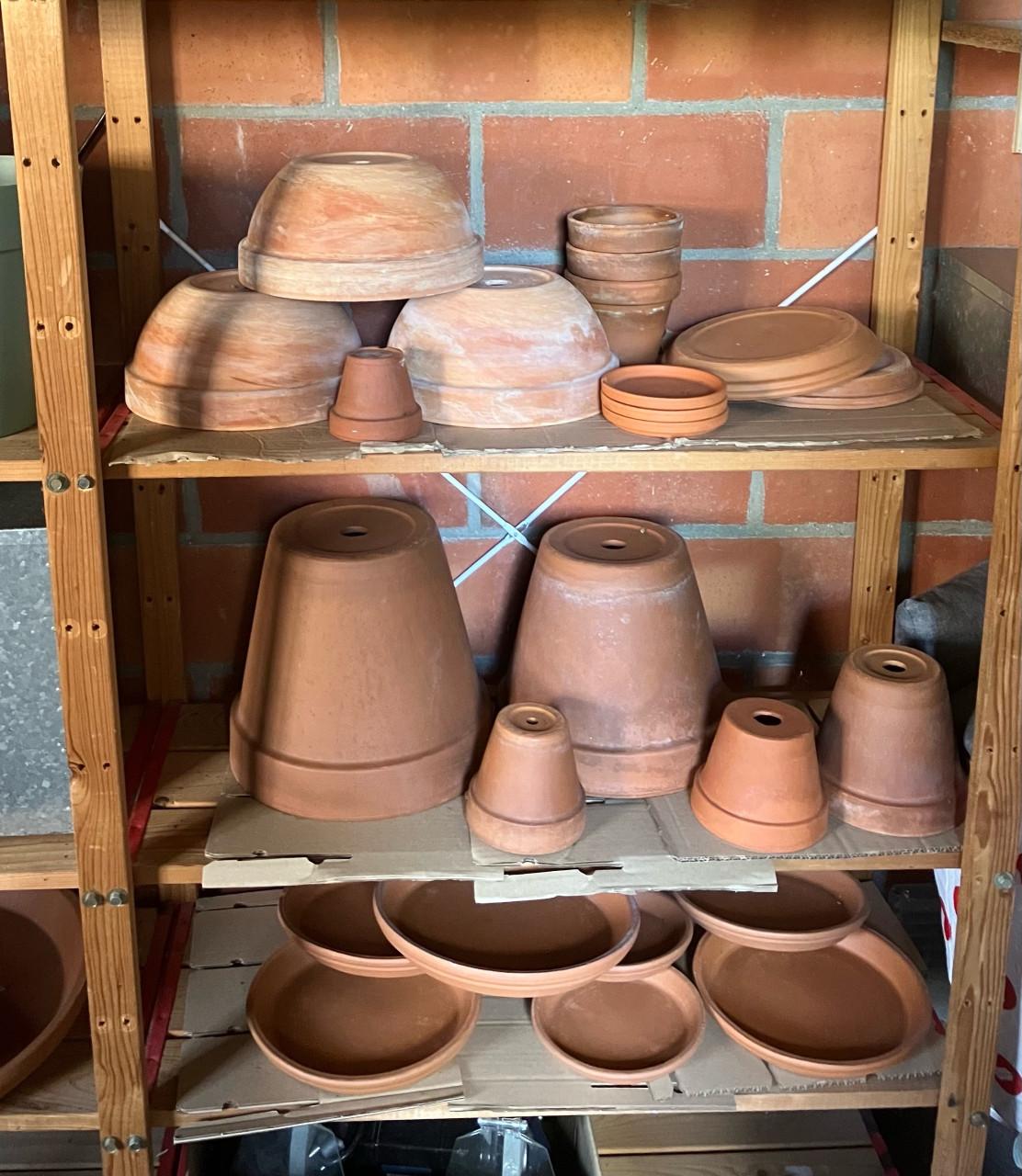 14 terra cotta bloempotten met bijbehorende schalen / onderborden