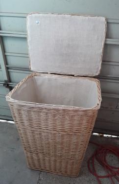 Rieten en kunststof wasmand + emmer