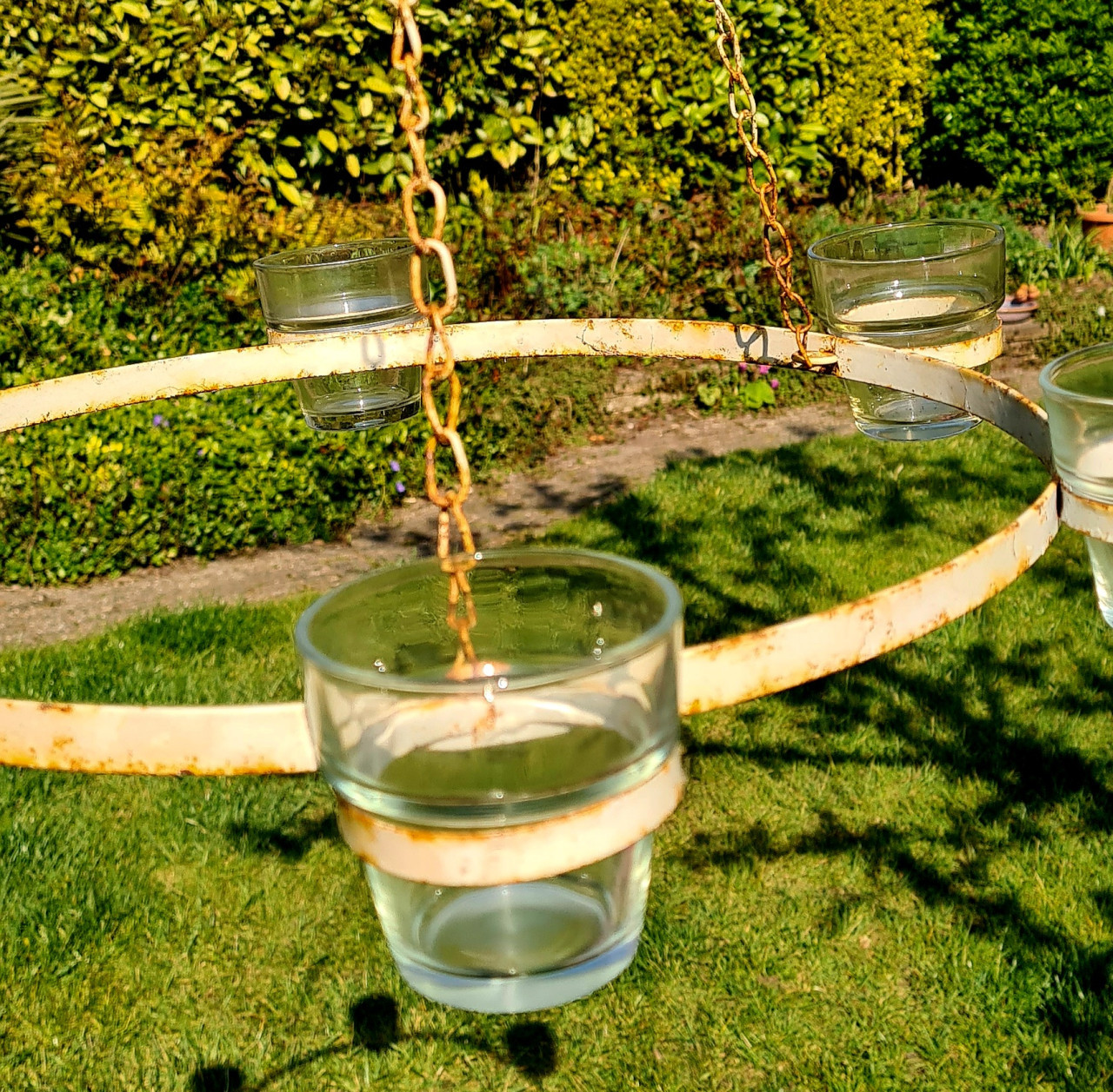 Leuke brocante witte hang kandelaar voor 6 waxinelichtjes