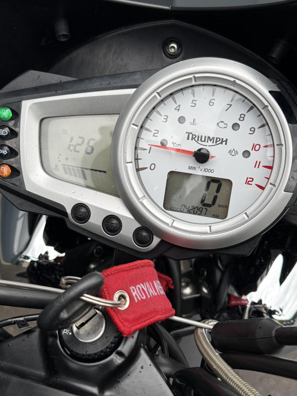 Triumph Speed Triple 1050 - 2008 Naked Bike met TOMTOM Rider