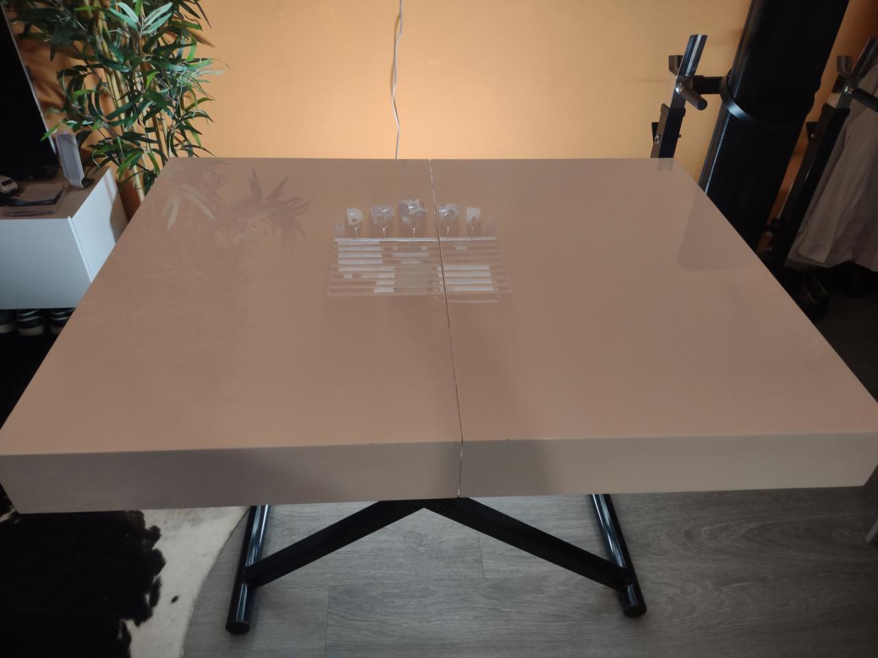 Uitschuifbaar en in hoogte te verstellen witte eet/salontafel