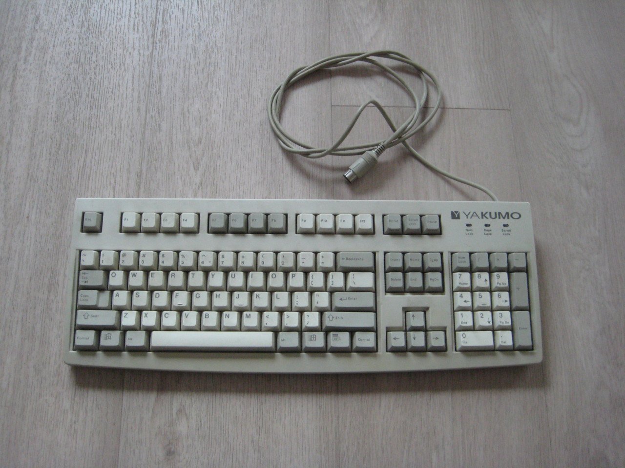 Cherry RS6000 vintage toetsenbord met DIN5-aansluiting.