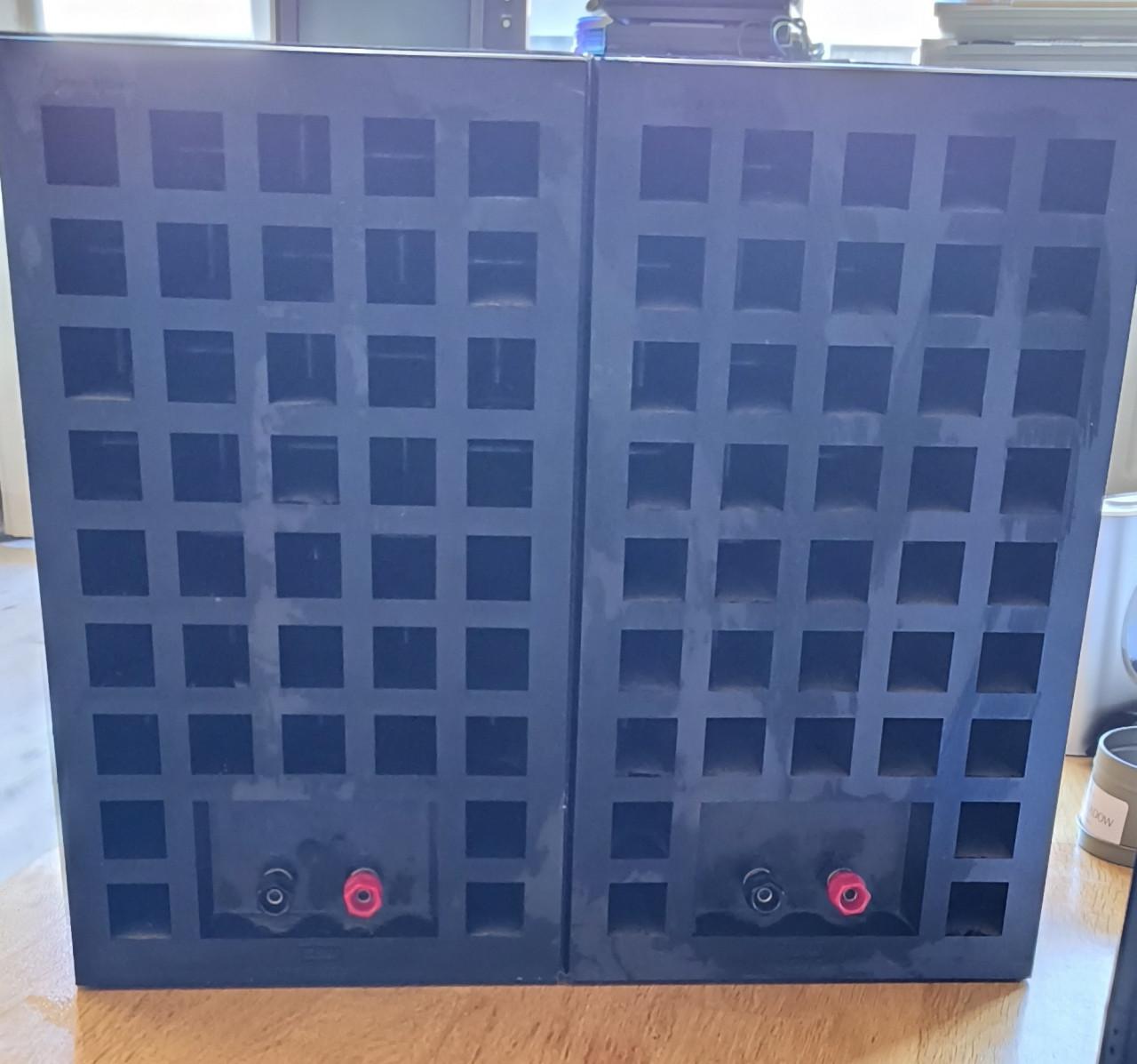 Setje B&W luidsprekers DM 302 beukenfineer