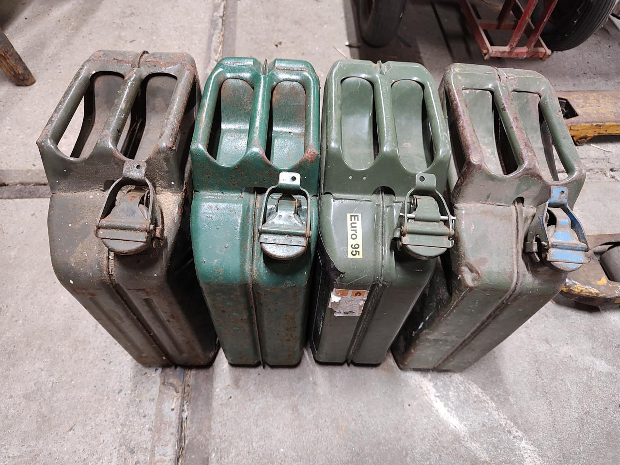 4 Jerrycans metaal