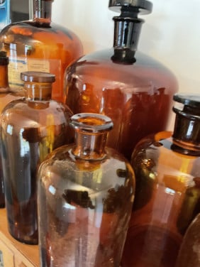 Partij oude apothekersflessen