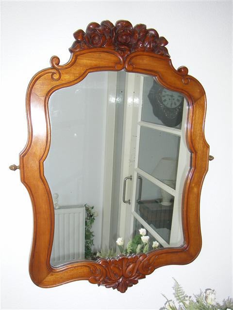 Div. oude stoelen en andere te koop