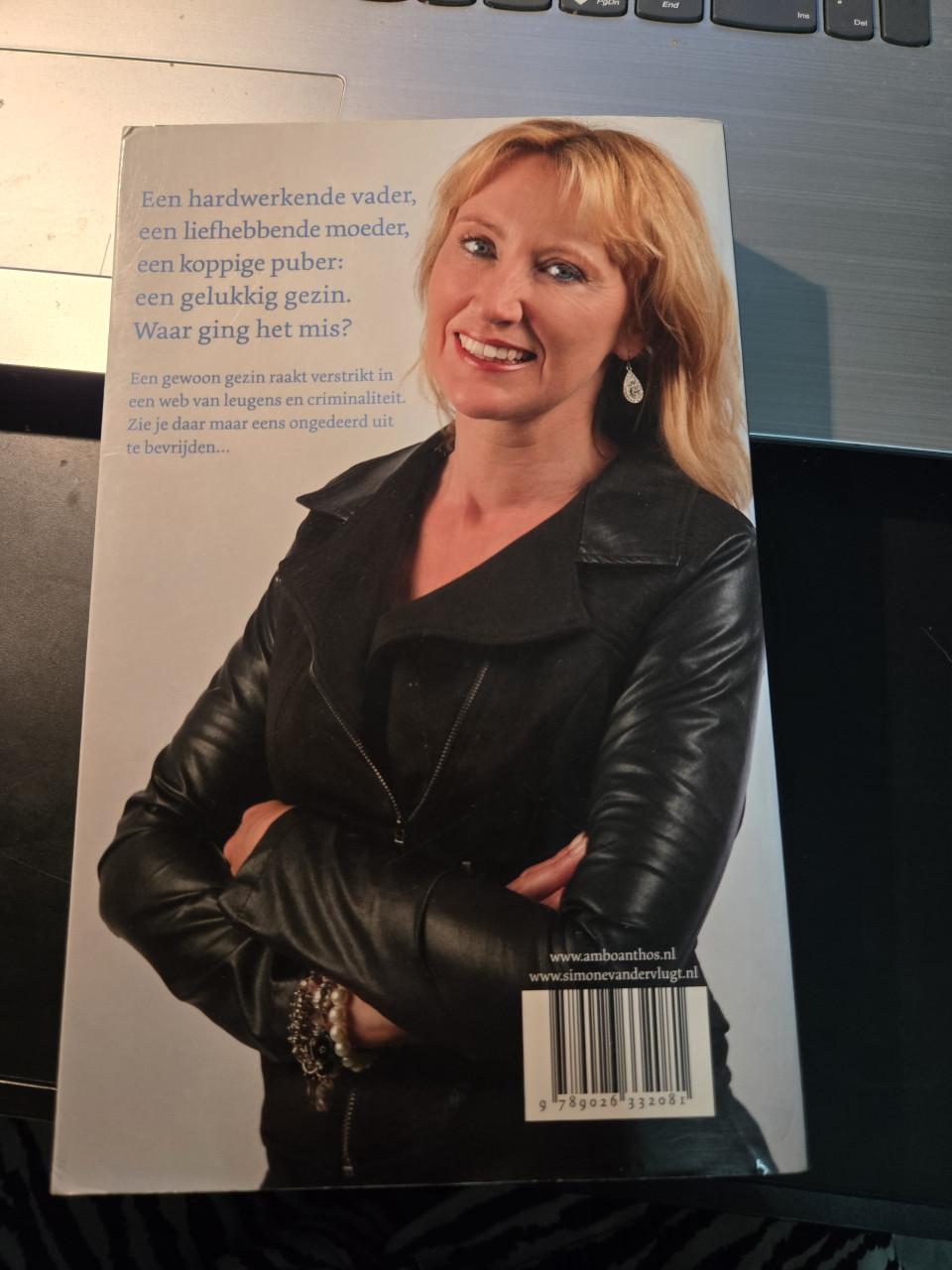 Boek: Toen het donker werd van Simone van der Vlugt 1e druk 2016