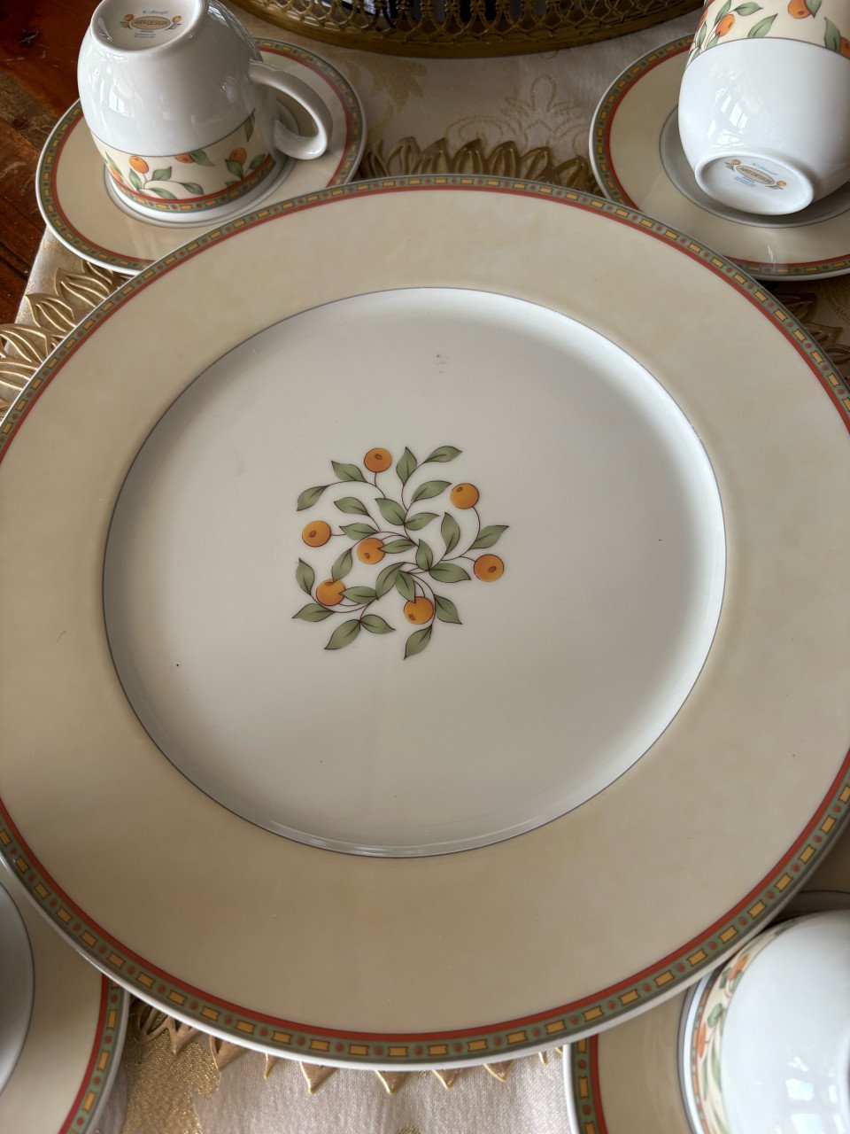 Groot bord met 4 kop+ schotels van Art Design  Koffietijd