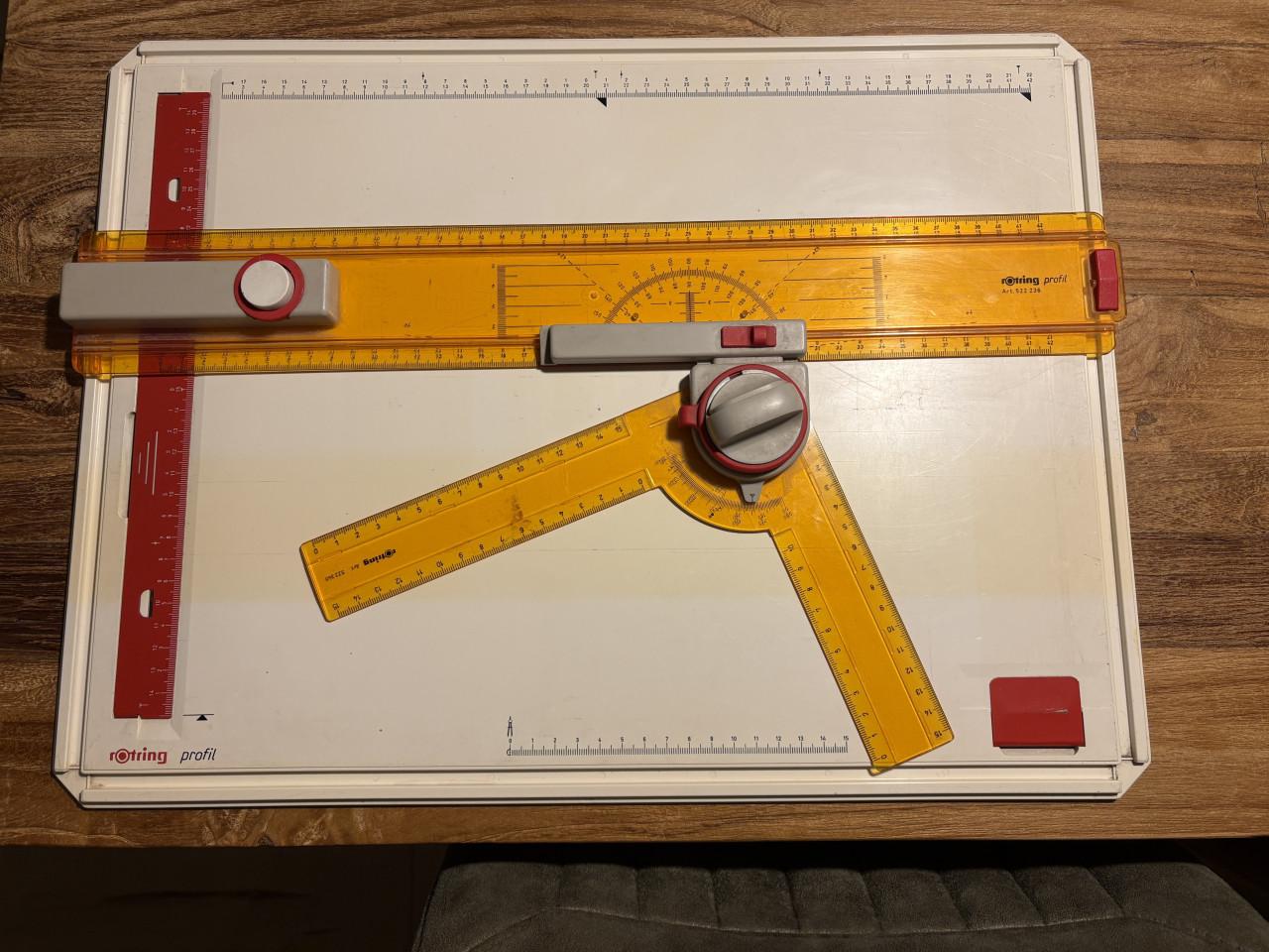 Rotring A3 tekenbord met zwenkbare tekendriehoek. Bord is licht beschadigd.