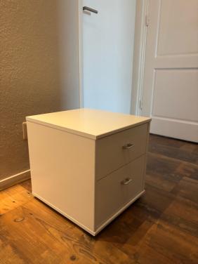 2 witte nachtkastjes