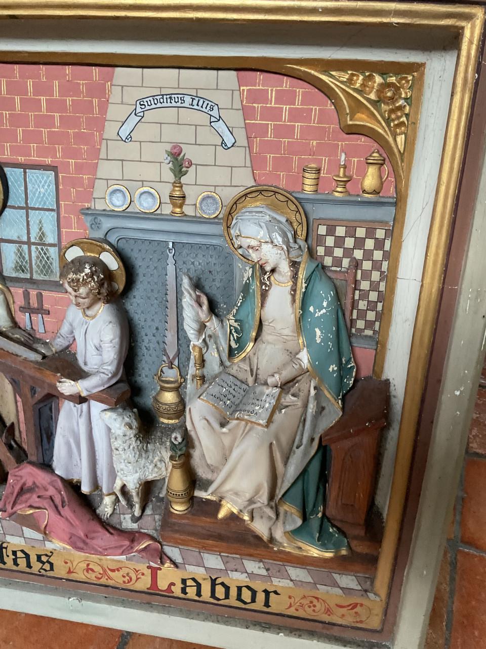 Antiek gipsen paneel uit een kerk .