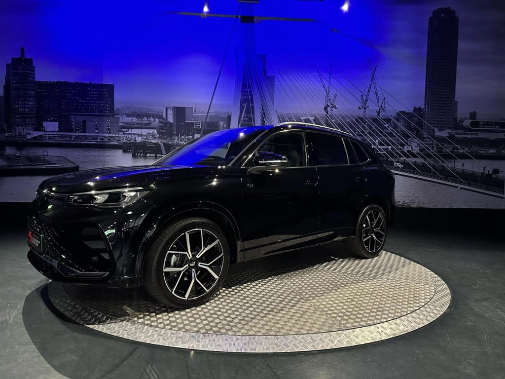 Volkswagen Tiguan 1.5 etsi r-line business *standkachel*pano*trekhaak*harma