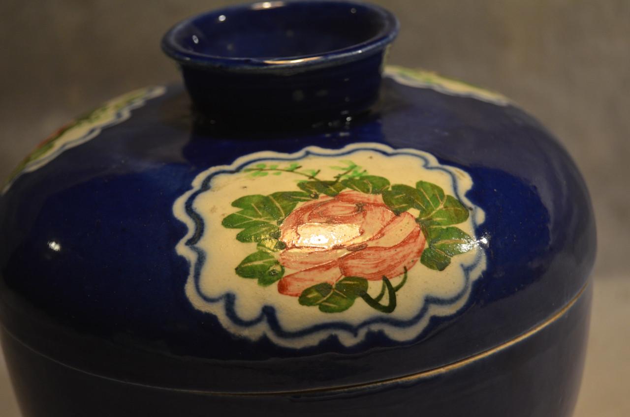 Twee polychrome porseleinen dekselpotten China 20e eeuw.