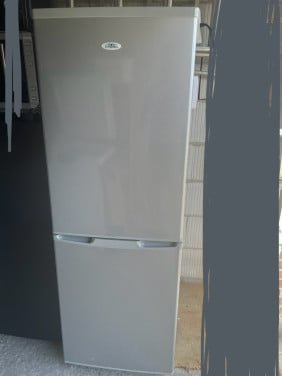Zilveren Koelkast en vriezer koel vries com klasse A+ 160x55 cm. Als nieuw