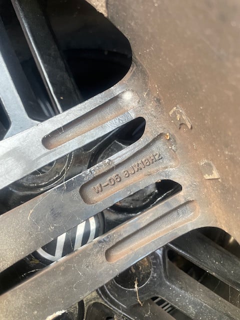 Te koop 4 velgen met banden komen onder een golf gtd vandaan