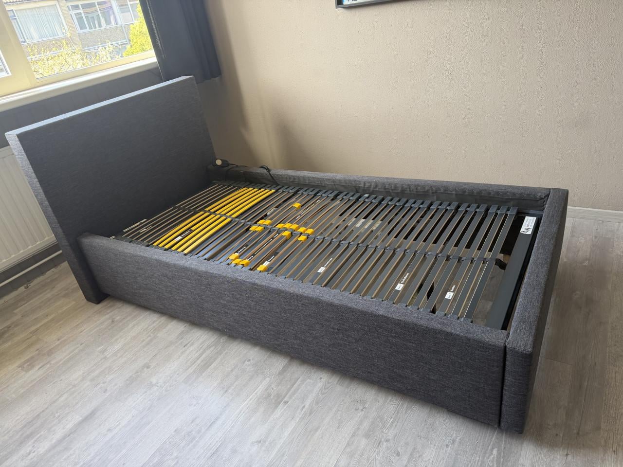 1 persoonsbed met elektrisch verstelbare lattenbodem