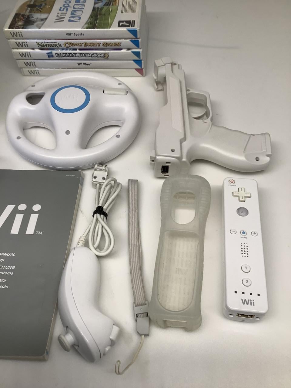 Nintendo Wii, compleet met controller, stuur, gun en veel spellen.