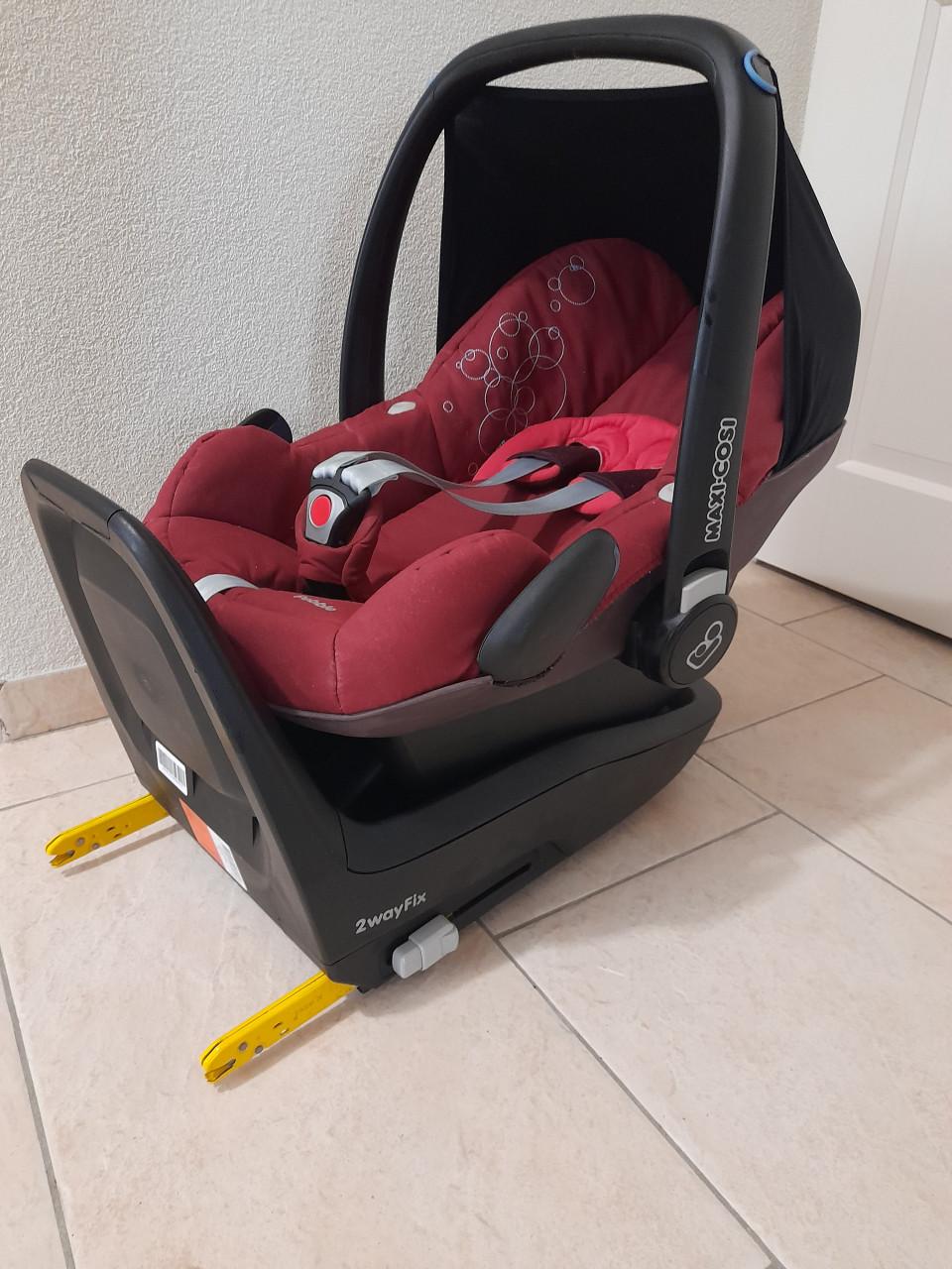 Maxi cosi pebble set met iso fix van 0/9 mnd en 9/18kg (in goede nette st.)