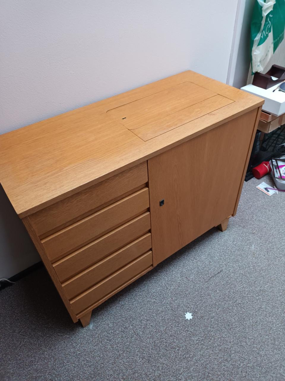 Naaimachine met meubel