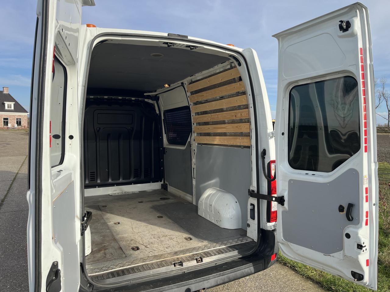 Renault Master T35 2.3 dCi 136PK L2H2, wit