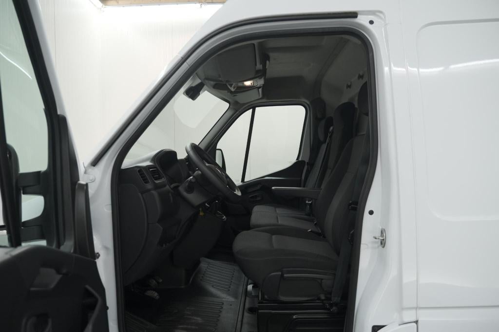Renault Master t35 2.3 dci 135 l2h2 comfort | camera | vloerplaat | navigat