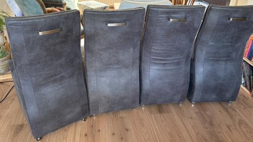 Te koop 4 nette eetkamerstoelen