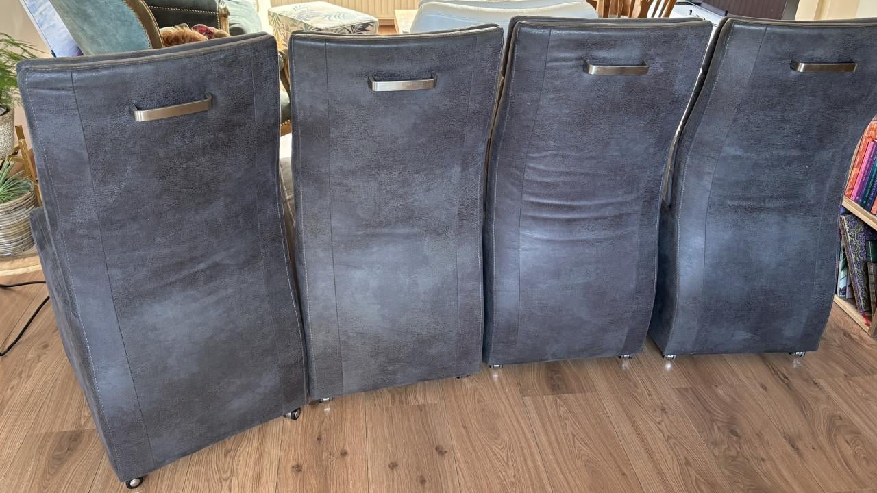 Te koop 4 nette eetkamerstoelen