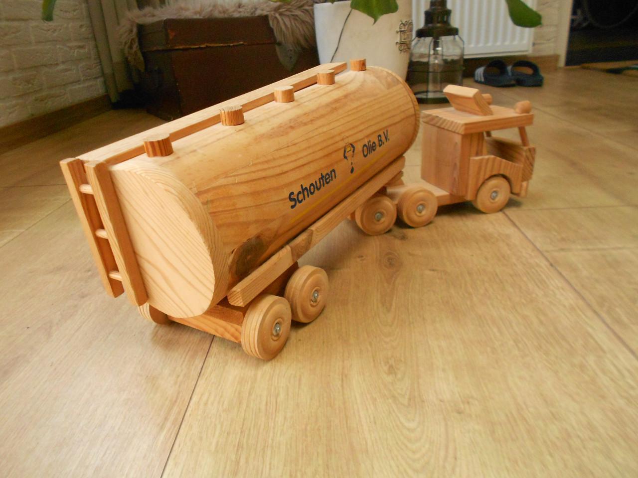 Houten Schouten olie bv vrachtwagen.