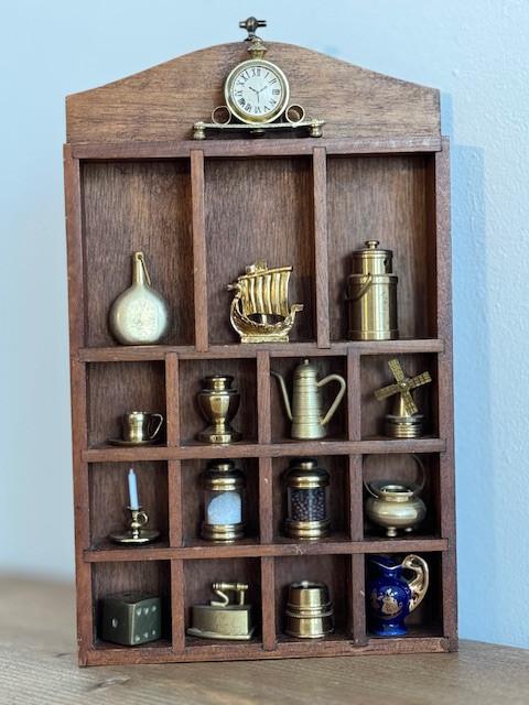 Sfeervol houten letterbakje gevuld met 16 messing miniaturen, vintage