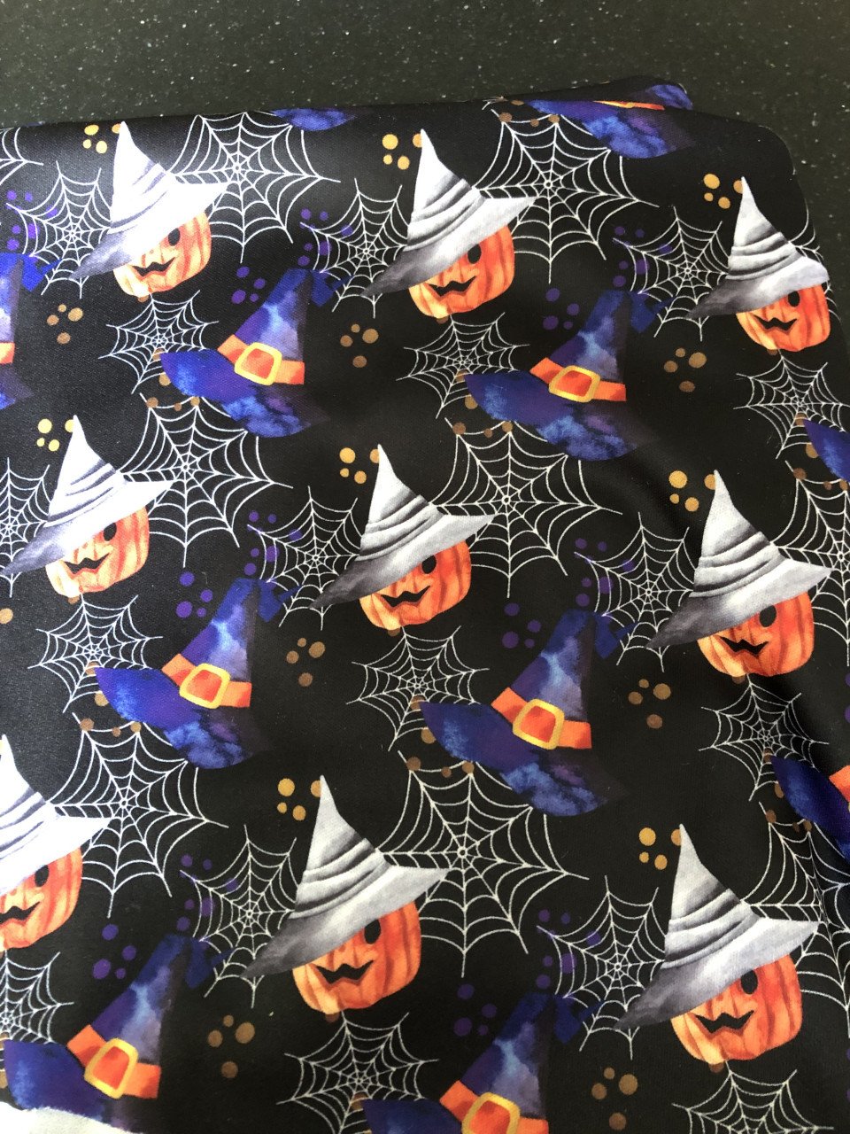 Poppenkleertjes baby born. Halloween set. Opbrengst KiKa.